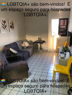 Apartamento com quarto banheiro e ar privativos e com áreas comuns compartilhadas Proximo a Praia do Bessa